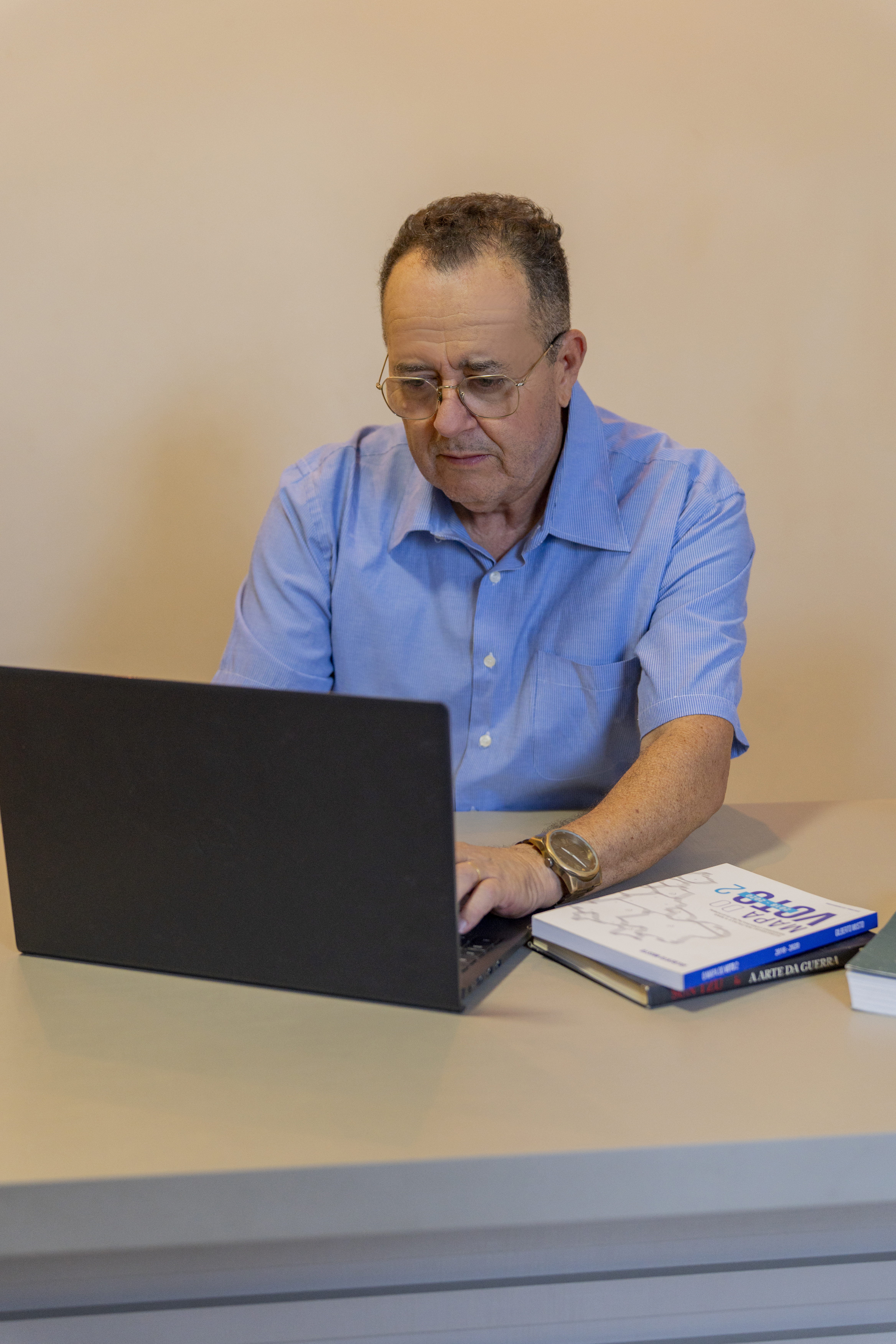 Profissional do Grupo Jó Oliveira trabalhando em um notebook